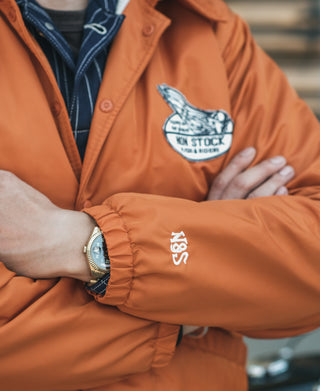 Coach-Jacke aus Nylon mit Logo-Applikation – Orange