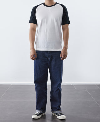 7,2 Unzen Baumwoll-Schlauch-Raglan-T-Shirt mit kontrastierenden Spitzen und V-Zwickel – Schwarz/Weiß