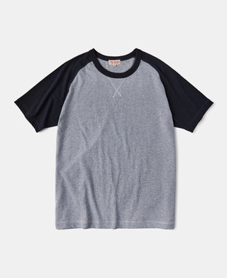 7,2 Unzen Baumwoll-Schlauch-Raglan-T-Shirt mit kontrastierenden Spitzen und V-Zwickel – Schwarz/Grau
