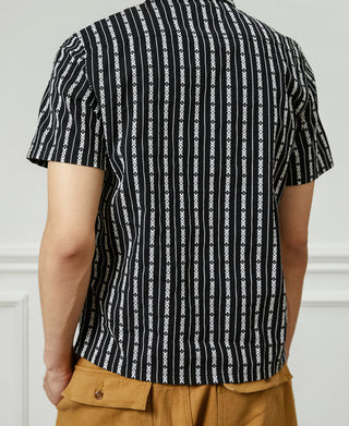 Kurzärmeliges Jacquard-Streifenhemd mit Camp-Kragen – Schwarz/Weiß