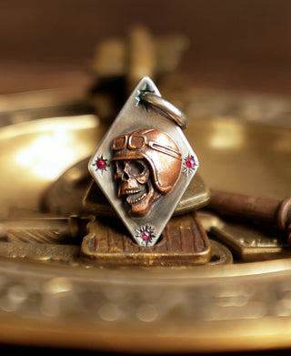 Sterling-Rubin-Halskette mit Totenkopfanhänger