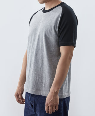7,2 Unzen Baumwoll-Schlauch-Raglan-T-Shirt mit kontrastierenden Spitzen und V-Zwickel – Schwarz/Grau