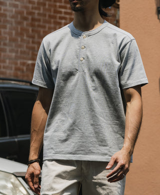 Kurzarm-Henley-T-Shirt aus 10,6 Unzen Baumwolle – Grau