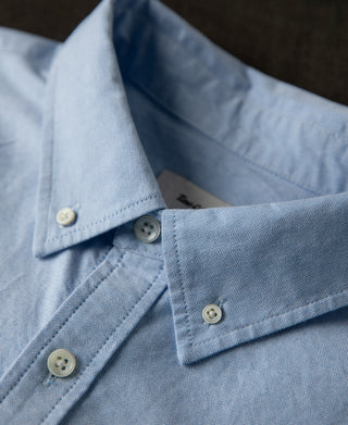collar detail of 1960s Classic Button Down Oxford Shirt in Blue