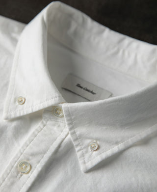 collar detail of 1960s Classic Button Down Oxford Shirt - White