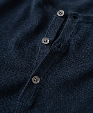 Collar Detail of Linen Cotton Blend Knit Henley T-shirt