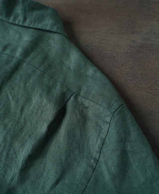 shoulder detail of 1950s Italian Collar Linen Short Sleeve Shirt - Dark Green