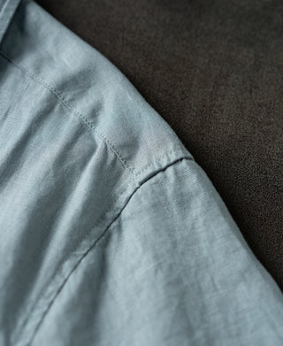 shoulder detail of 1950s Italian Collar Linen Short Sleeve Shirt - Light Blue