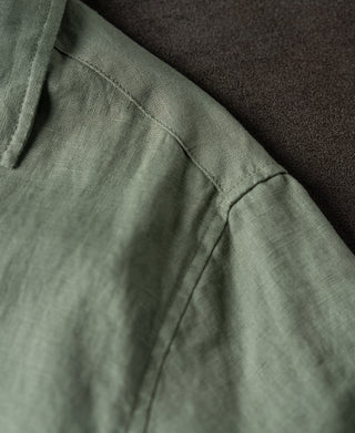 shoulder detail of 1950s Italian Collar Linen Short Sleeve Shirt - Sage