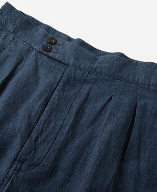 waist detail of Indigo Relaxed Double-Pleated Hemp-Cotton Shorts 
