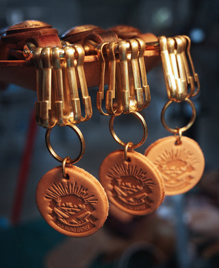 Schlüsselanhänger aus antikem Münzleder im Mechaniker-Stil