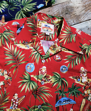 하와이 해변의 산타클로스 프린트 알로하 셔츠 - 레드